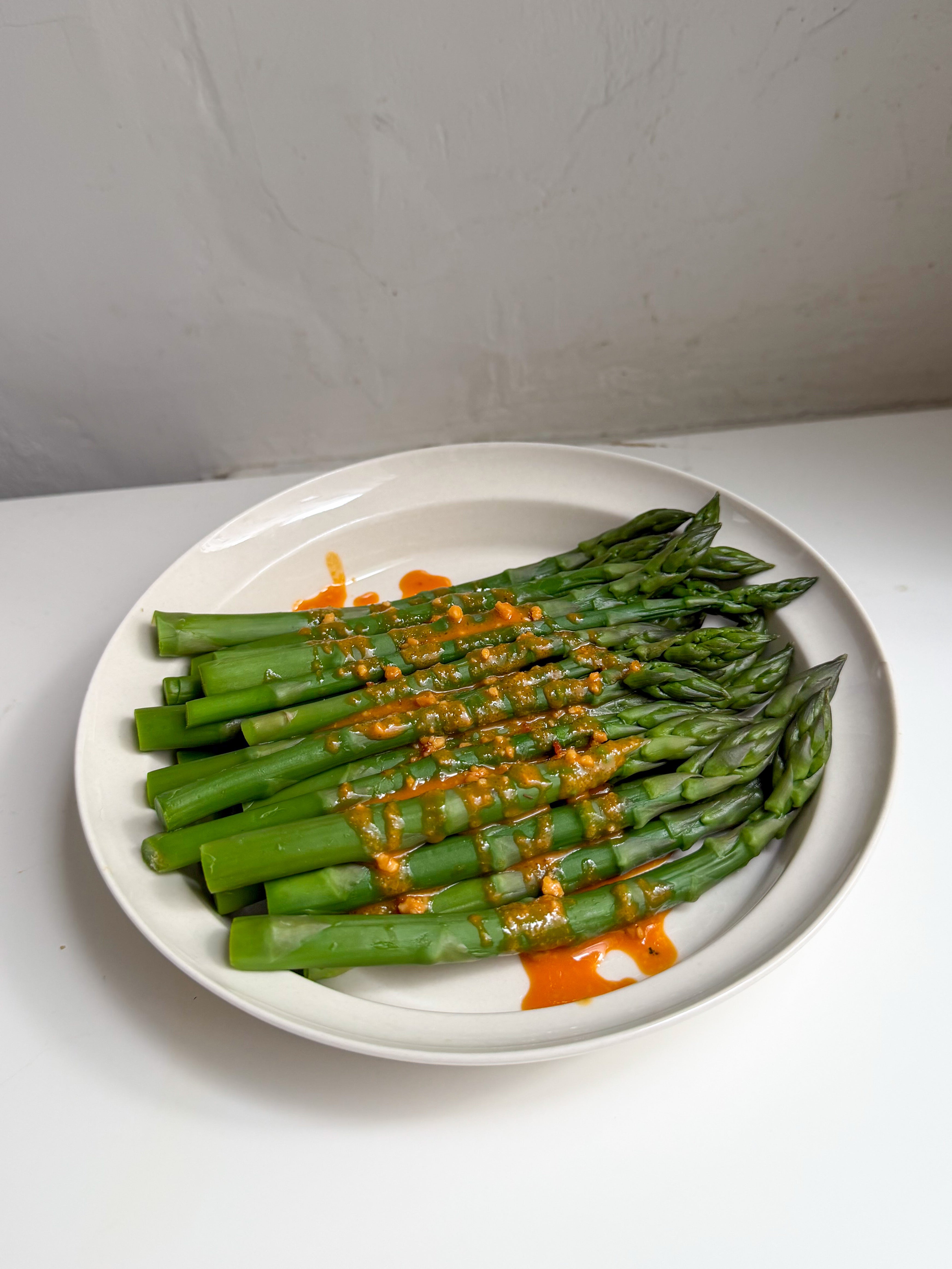 Spicy peanut butter dressing and asparagus