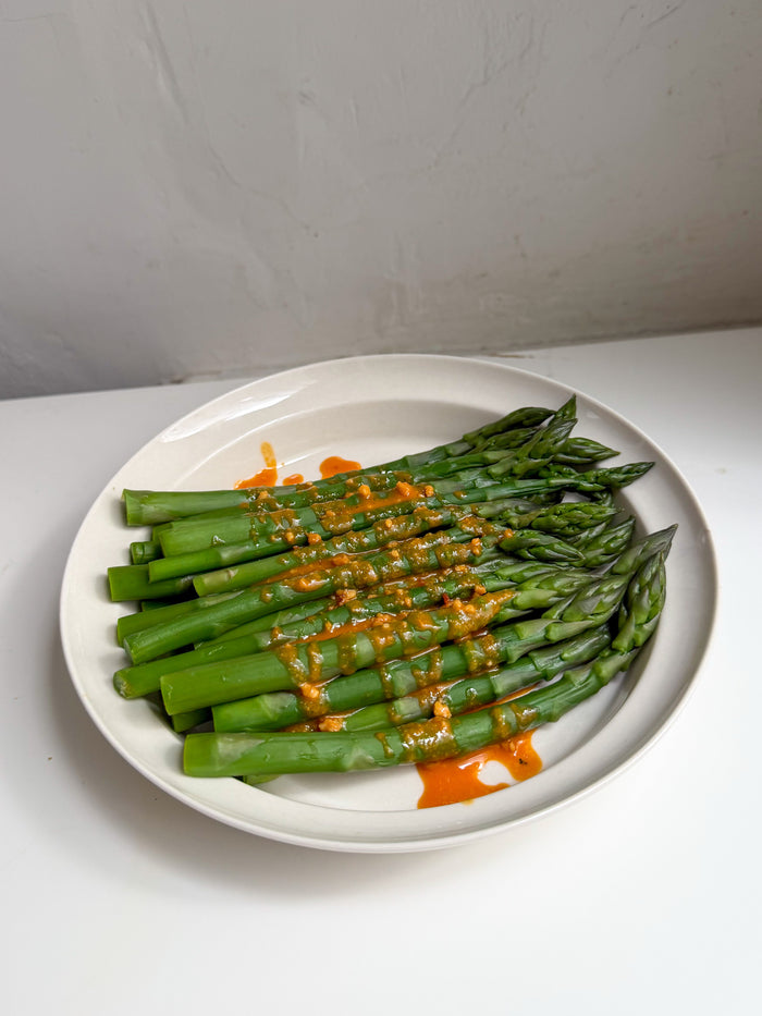 Spicy peanut butter dressing and asparagus